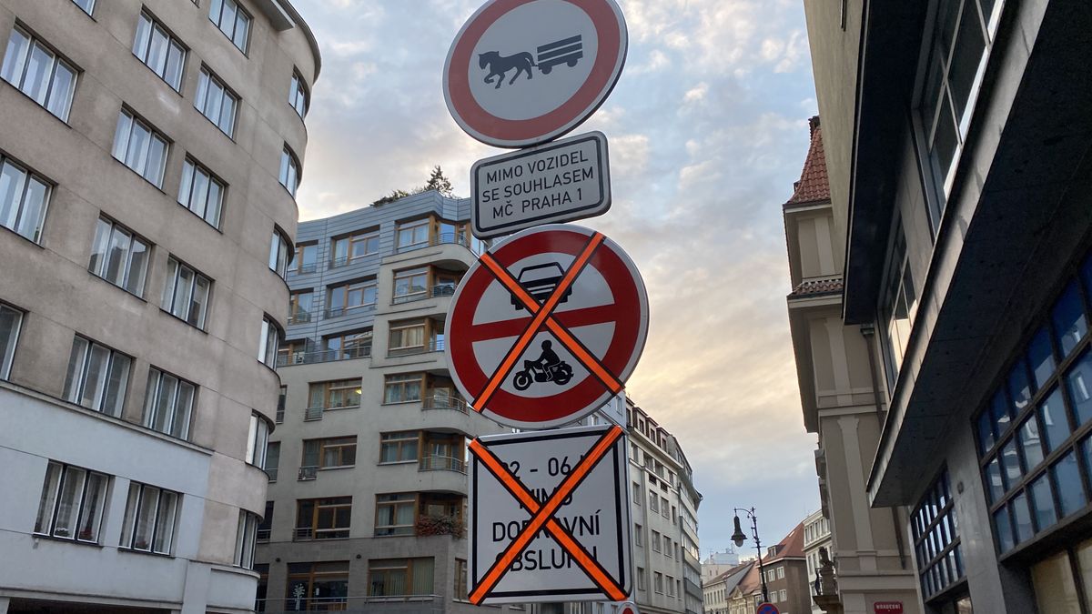 Zastupitelé Prahy 1 chtějí obnovit zákaz nočního vjezdu do části Starého Města